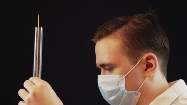 Een Man Een Wit Medisch Gewaad Een Blauw Medisch Masker — Stockvideo