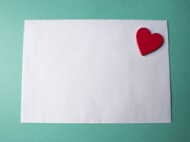 Beyaz kağıt ve yeşil arka planda kırmızı bir şömine. Sevgililer Günü projen için bir şablon.