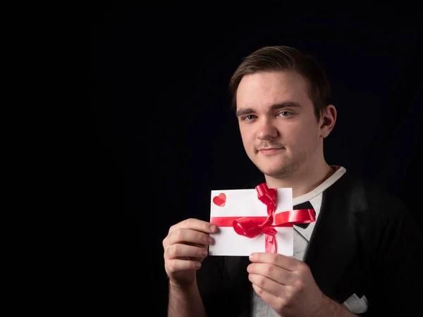 Junger Mann Schwarzen Shirt Anzug Zeigt Eine Weiße Postkarte Auf — Stockfoto