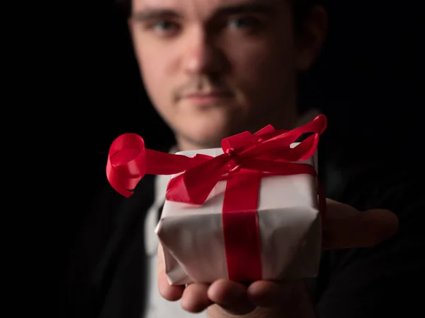 Giovane Ragazzo Abito Nero Shirt Tende Mano Con Regalo Bianco — Foto Stock