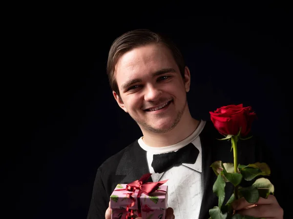 Giovane Ragazzo Abito Nero Shirt Possesso Una Rosa Rossa Regalo — Foto Stock