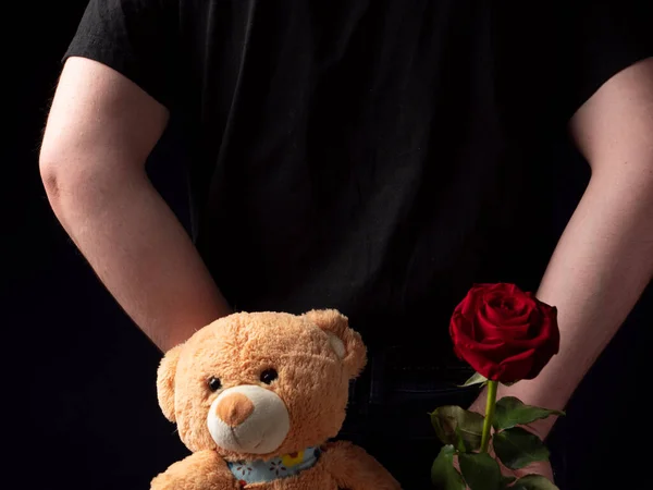 Молодий Хлопець Чорному Костюмі Тримає Червону Троянду Плюшевого Ведмедя Собою Стокова Картинка