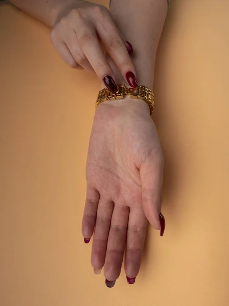 Manicura Femenina Con Estilo Manos Mujer Joven Una Lleva Reloj —  Fotos de Stock