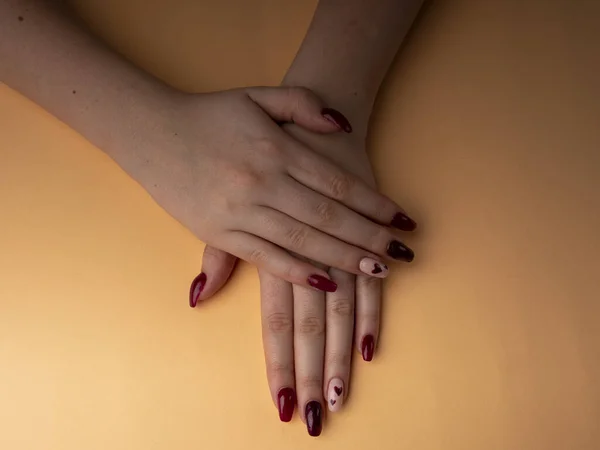 Stylowy Kobiecy Manicure Młode Kobiece Dłonie Czerwono Białym Manicure Sercami — Zdjęcie stockowe