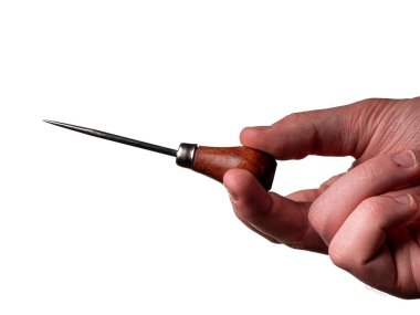 Kahverengi saplı deri için metal bir çadır bir adamın elindedir. Beyaz arkaplanda el aleti, metal tığ ve el yalıtımı