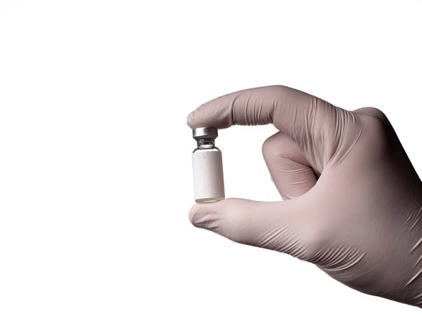 一种玻璃瓶 装有疫苗的液体和手套在医生手里 玻璃瓶 白色底座上隔绝的液体 — 图库照片