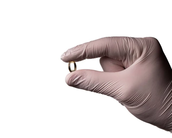 一个戴医疗手套的医生手里拿着一颗欧米加3药片 欧米茄3药丸和手隔离在白色背景下 — 图库照片