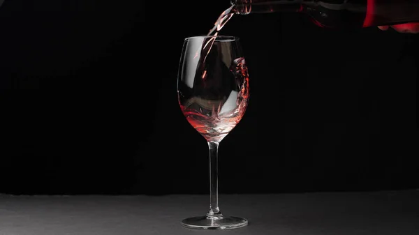 Наливаємо Червоне Вино Пляшки Келих Вина Ізольовані Чорному Фоні Ліцензійні Стокові Зображення