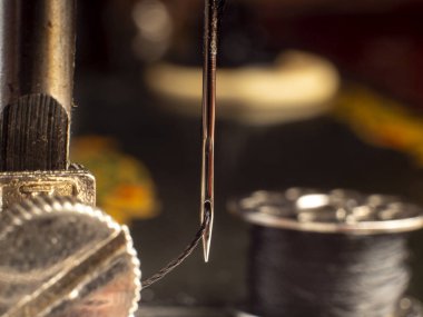 Sovyet siyah dikiş makinesi iğne yakın çekim dikiş atölyesi konsepti