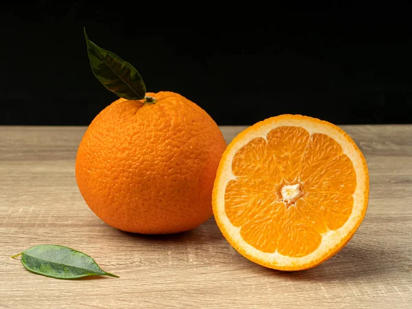 Narancs Szeletek Egy Szürke Asztalon Sötét Háttérrel Friss Gyümölcslé Koncepció — Stock Fotó
