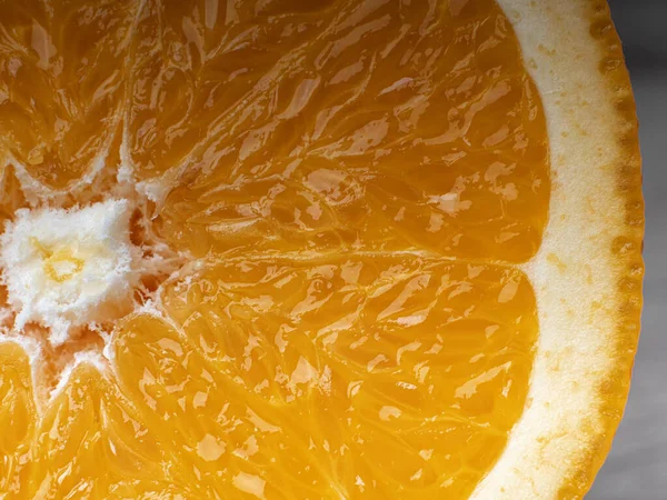 Portakal dilimli bir kesiğin Macro fotoğrafı. Taze meyve suyu kavramı