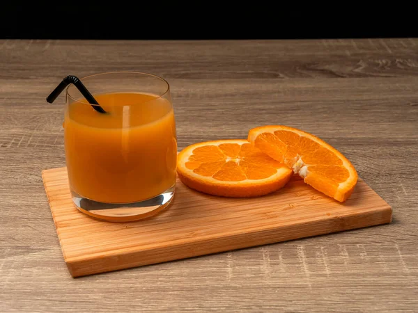 Стеклянный Стакан Апельсиновым Соком Оранжевый Стенд Деревянном Сером Столе Темном — стоковое фото