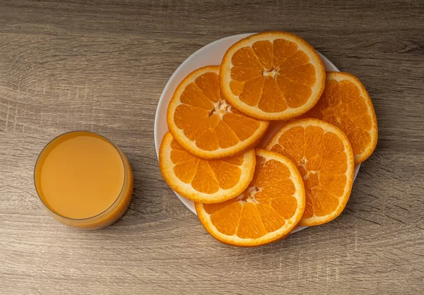 Glas Mit Orangensaft Und Orangenständer Auf Einem Grauen Holztisch Vor — Stockfoto