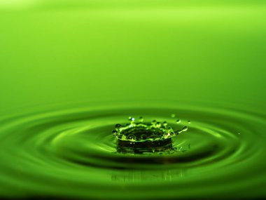 Akvaryuma bir damla su sıçratıyorum. Renkli su damlası