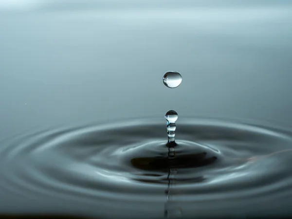 Akvaryuma bir damla su sıçratıyorum. Renkli su damlası