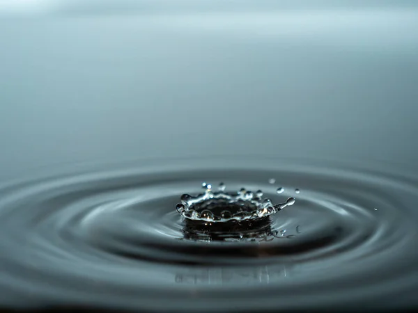 Einen Tropfen Wasser Ins Aquarium Spritzen Bunte Wassertropfen — Stockfoto