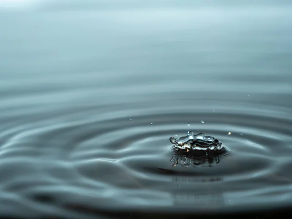 Lanzando Una Gota Agua Acuario Gota Agua Colorida —  Fotos de Stock