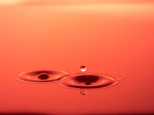 Einen Tropfen Wasser Ins Aquarium Spritzen Bunte Wassertropfen — Stockfoto