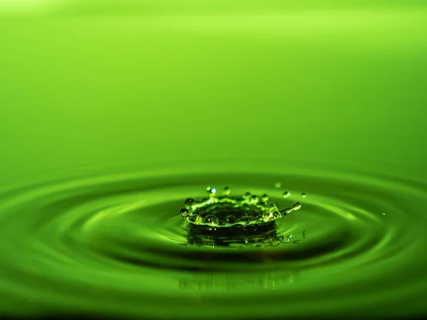 Akvaryuma bir damla su sıçratıyorum. Renkli su damlası