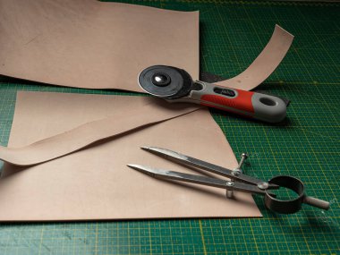 Bir bronzlaştırıcının pilleri için deri bir çanta, yeşil bir kendini iyileştirme paspası, deri işçiliği konsepti