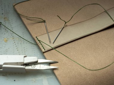 Bir bronzlaştırıcının pilleri için deri bir çanta, yeşil bir kendini iyileştirme paspası, deri işçiliği konsepti