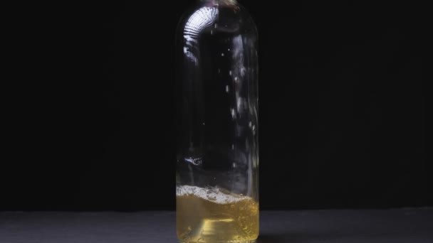 Bílé Víno Nalije Láhve Výroba Vinařské Koncepce Láhev Izolované Černém — Stock video
