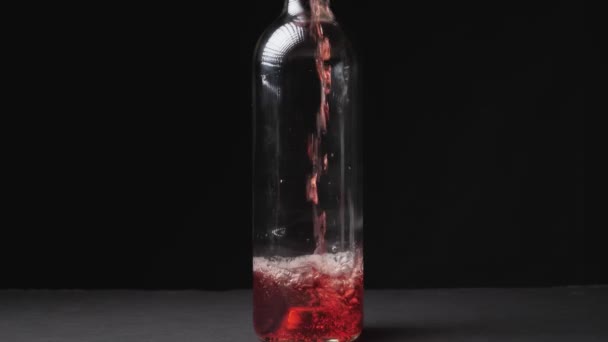 Červené Víno Nalije Láhve Výroba Vinařské Koncepce Láhev Izolované Černém — Stock video