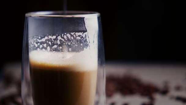Молоко Наливают Чашку Кофе Затем Помешивают Много Кофейных Зерен Лежащих — стоковое видео