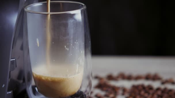 Kávovaru Šálek Něj Nalévá Černá Káva Mlékem Izolováno Černém Pozadí — Stock video