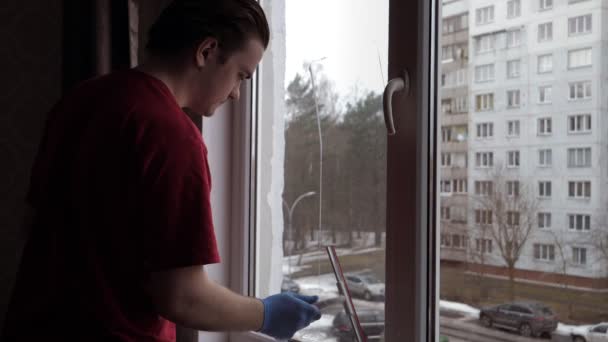 Ung Kille Röd Shirt Tar Bort Vatten Från Fönstret Med — Stockvideo