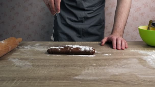 요리사가 반죽에 밀가루를 립니다 컨테이너 근처에 — 비디오