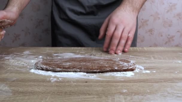 Młody Kucharz Posypuje Ciastem Piernikowym Białą Mąkę Następnie Zwija Wałkiem — Wideo stockowe