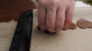 Tahta bir masanın üzerinde zencefilli kurabiye ve yanında krema olan beyaz bir tabak var. Pişirme kavramı