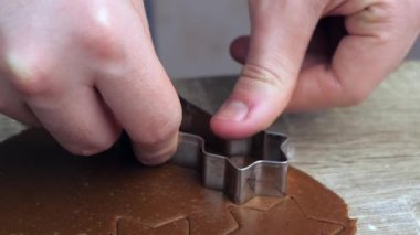Tahta bir masanın üzerinde zencefilli kurabiye ve yanında krema olan beyaz bir tabak var. Pişirme kavramı