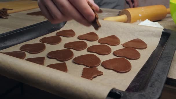 Uma Mesa Madeira Uma Chapa Branca Qual Biscoitos Gengibre Cobertura — Vídeo de Stock