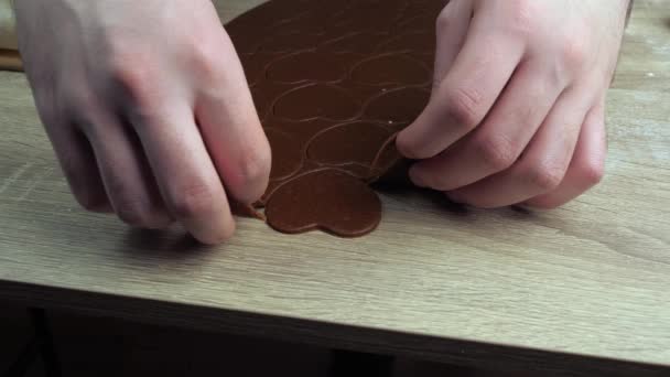 Uma Mesa Madeira Uma Chapa Branca Qual Biscoitos Gengibre Cobertura — Vídeo de Stock