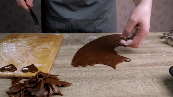 Una Mesa Madera Hay Plato Blanco Que Galletas Jengibre Glaseado — Vídeos de Stock