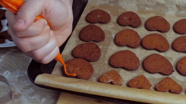 Una Mesa Madera Hay Plato Blanco Que Galletas Jengibre Glaseado — Vídeos de Stock