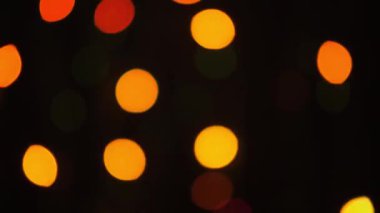 Siyah arka planda yanıp sönen ve titreyen bulanık noel ağacı ışığının Bokeh çekimi. Görüntü ve arkaplan kavramı