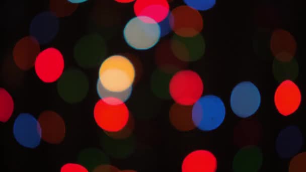 Bokeh Aufnahme Von Defokussiert Verschwommenem Weihnachtsbaumlicht Das Auf Schwarzem Hintergrund — Stockvideo