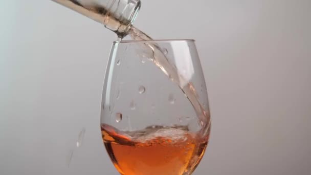 Primer Plano Una Botella Vino Rosa Que Vierte Vaso Vidrio — Vídeos de Stock