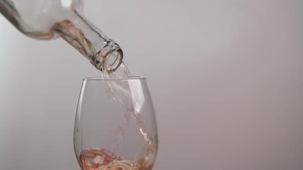 Primo Piano Una Bottiglia Vino Rosato Versato Bicchiere Vetro Isolato — Video Stock