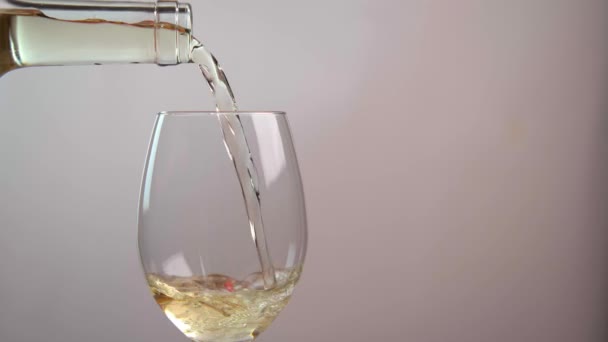 Zbliżenie Białego Wina Wlewanego Butelki Szklanki Izolowanego Białym Tle Koncepcja — Wideo stockowe