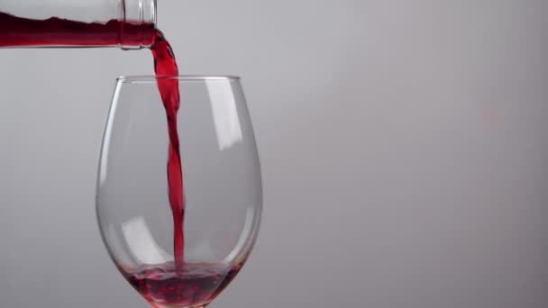 Zbliżenie Czerwonego Wina Wlewanego Butelki Szklanki Izolowanego Białym Tle Koncepcja — Wideo stockowe
