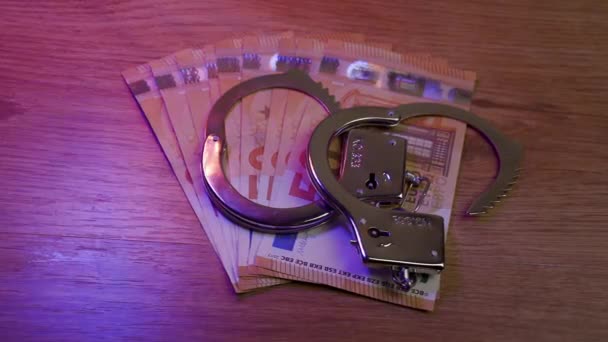 Las Esposas Policía Yacen Dinero Del Euro Que Está Sobre — Vídeo de stock