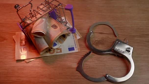 Una Mesa Madera Hay Una Máscara Médica Dinero Euros Una — Vídeo de stock