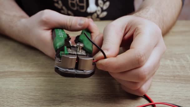 Close Biting Electrical Wire Green Wire Cutters Electronics Concept — 비디오