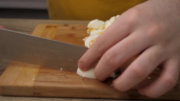 Варёные Яйца Нарезка Приготовление Яиц Приготовления Салата Оливье Концепция Салата — стоковое видео