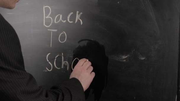 Siyah Takım Elbiseli Bir Öğretmen Tebeşirle Yazar Kara Tahtaya Kelimeler — Stok video