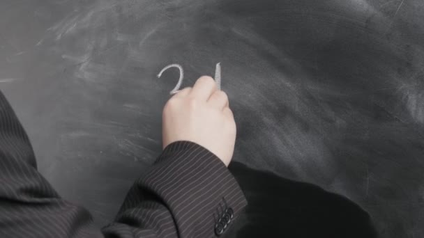 Großaufnahme Männlicher Hände Schwarzen Anzug Schreibt Der Lehrer Mathematische Gleichungen — Stockvideo